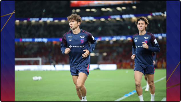 試合前にピッチでウォーミングアップするFC東京の選手