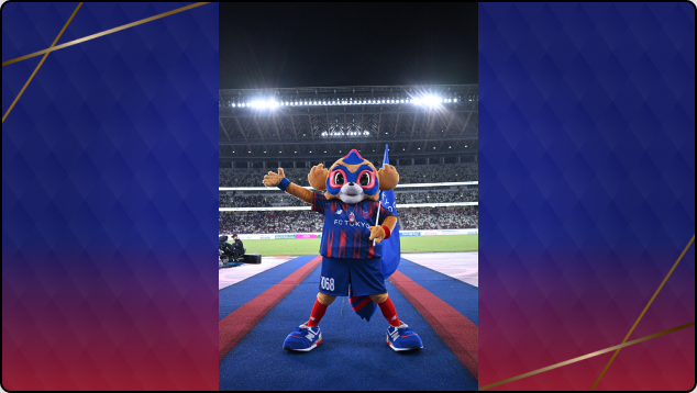 ピッチ脇で手を広げるFC東京のチームマスコット・東京ドロンパ